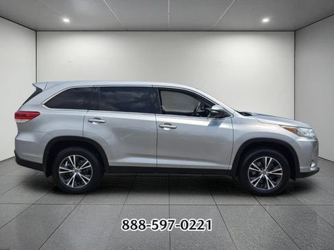 Used 2019 Toyota Highlander LE FWD image 6