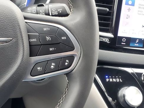 Used 2023 Chrysler Pacifica Touring-L FWD image 17