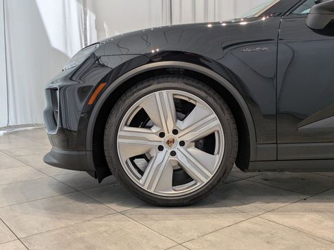 Certified 2025 Porsche Macan Electric image 11