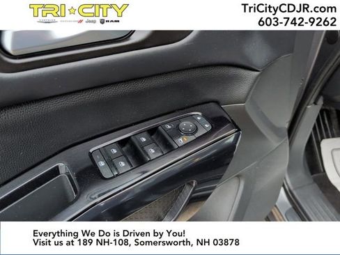 Used 2022 Nissan Pathfinder SV w/ SV Premium Package image 17