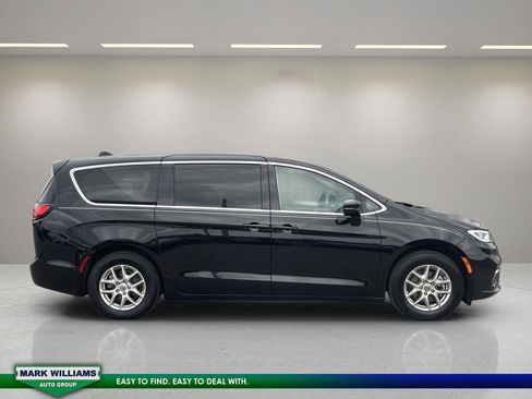 Used 2024 Chrysler Pacifica Touring-L image 8