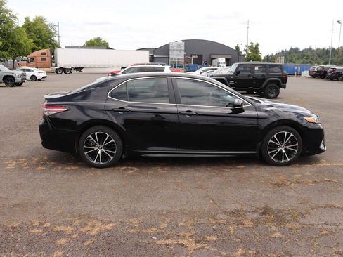 Used 2019 Toyota Camry SE w/ Convenience Package FWD image 4