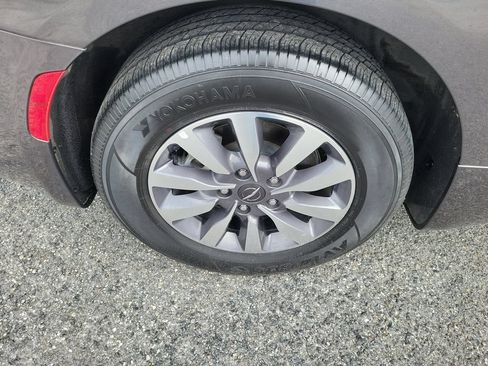 Used 2023 Chrysler Pacifica Touring-L FWD image 8