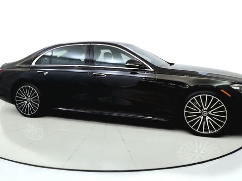 Used 2022 Mercedes-Benz S 500 4MATIC w/ AMG Line Package image 8