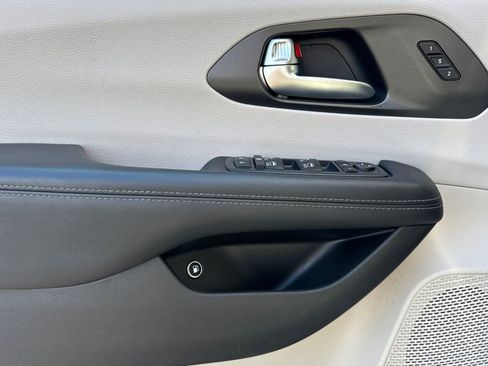 Used 2020 Chrysler Pacifica Limited w/ Advanced Safetytec Group image 12