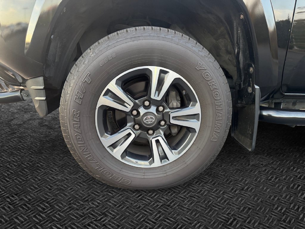 Used 2017 Toyota Tacoma TRD Sport w/ Tow Package AWD/4WD image 11