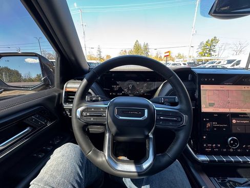 Used 2025 GMC Yukon Denali w/ Sun & Power Step Package AWD/4WD image 13