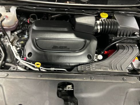 Used 2024 Chrysler Pacifica Touring-L FWD image 27