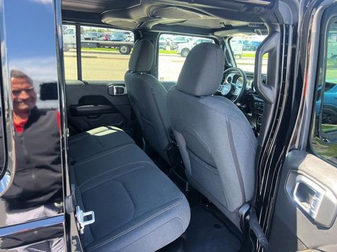Used 2025 Jeep Wrangler Unlimited Sahara AWD/4WD image 39