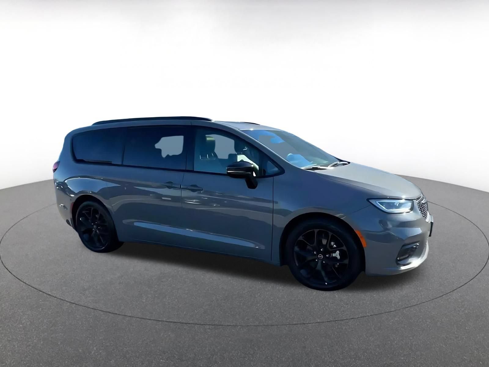 Used 2025 Chrysler Pacifica Limited FWD image 2