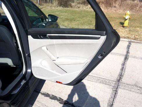 Used 2018 Volkswagen Passat 2.0T R-Line image 22