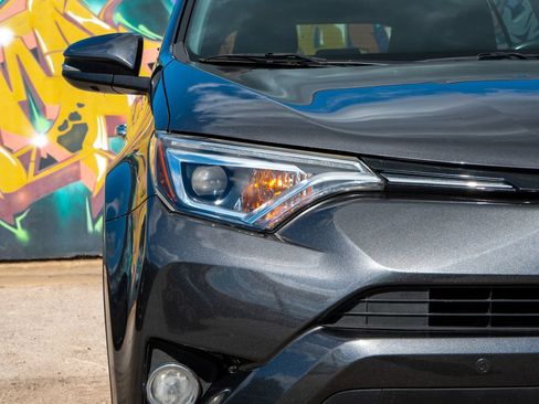 Used 2018 Toyota RAV4 Limited w/ Advanced Technology Package FWD image 13