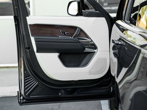 Used 2023 Land Rover Range Rover SE image 12