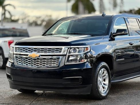 Used 2017 Chevrolet Suburban LT image 2
