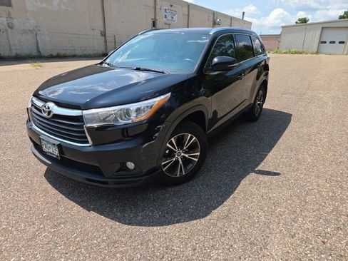 Used 2016 Toyota Highlander XLE AWD/4WD image 3