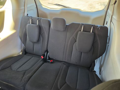 Used 2020 Chrysler Voyager LX FWD image 10