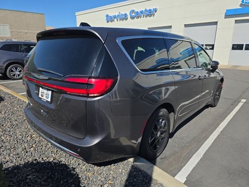 Used 2023 Chrysler Pacifica Touring-L FWD image 3