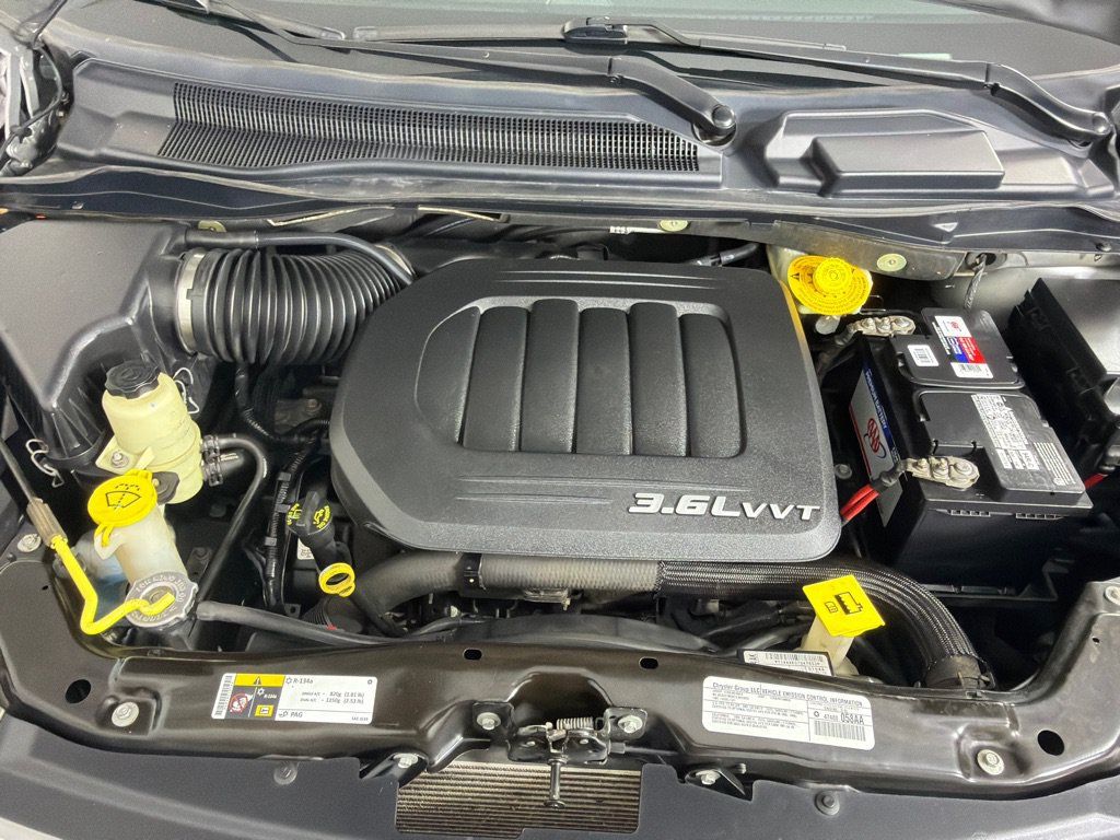 Used 2014 Chrysler Town & Country Touring-L FWD image 26