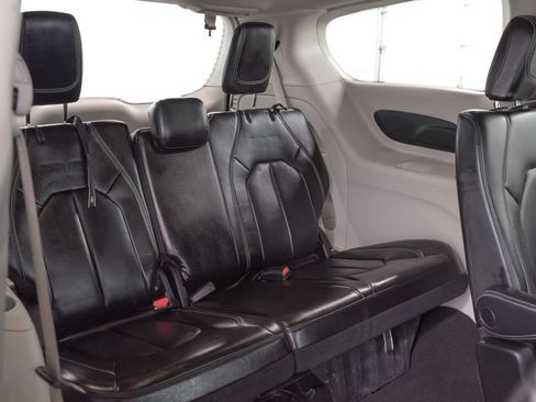 Used 2023 Chrysler Pacifica Touring-L FWD image 20