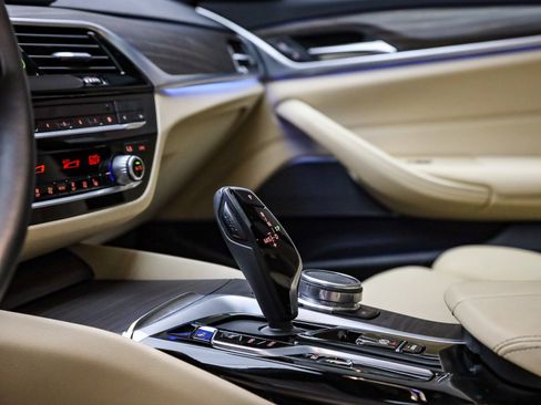 Certified 2023 BMW 530e w/ Premium Package image 25