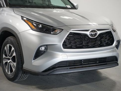 Used 2023 Toyota Highlander XLE image 4