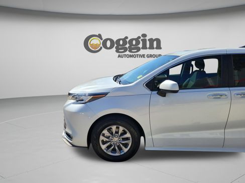 Used 2022 Toyota Sienna XLE FWD image 32