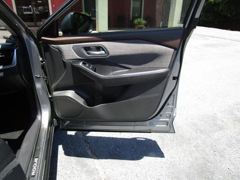 Used 2023 Nissan Rogue SV FWD image 32