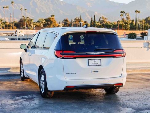 Certified 2024 Chrysler Pacifica Touring-L image 7