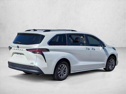 Used 2021 Toyota Sienna XLE image 5