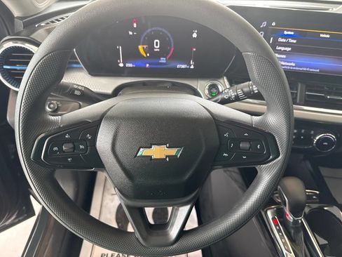 Used 2025 Chevrolet Trax LT FWD image 31