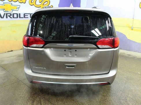 Used 2018 Chrysler Pacifica Touring-L image 7