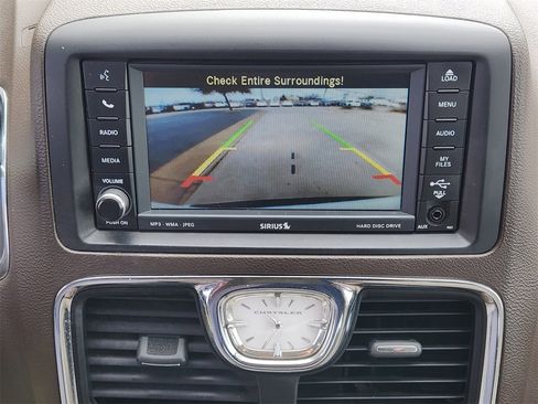 Used 2011 Chrysler Town & Country Touring-L image 17