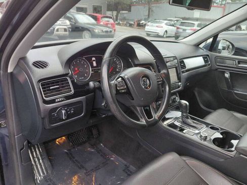 Used 2014 Volkswagen Touareg Sport image 9