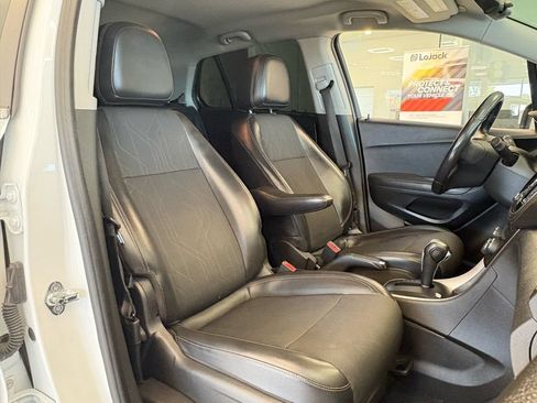Used 2019 Chevrolet Trax LT w/ LT Convenience Package AWD/4WD image 23