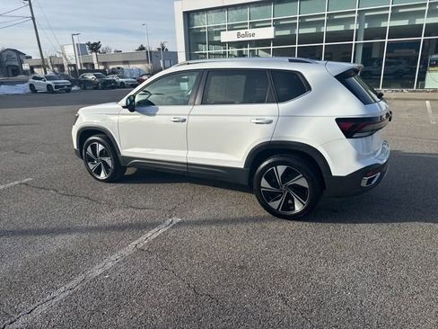 Certified 2025 Volkswagen Taos SE w/ Panoramic Sunroof Package image 6