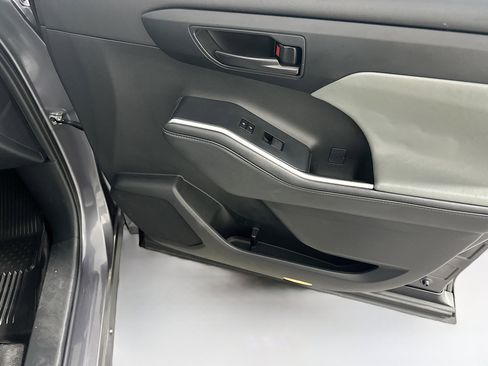 Used 2024 Toyota Highlander LE image 33