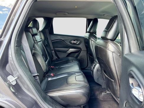 Used 2019 Jeep Cherokee Latitude Plus FWD image 25
