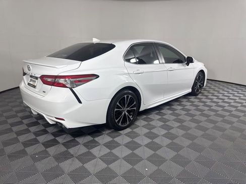 Used 2020 Toyota Camry SE image 3