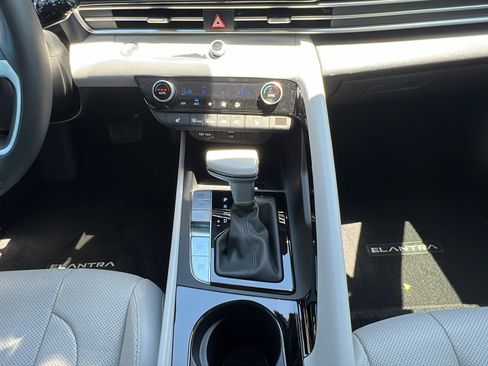Certified 2025 Hyundai Elantra Limited FWD image 14