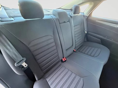 Used 2017 Ford Fusion SE w/ Fusion SE Technology Package FWD image 18