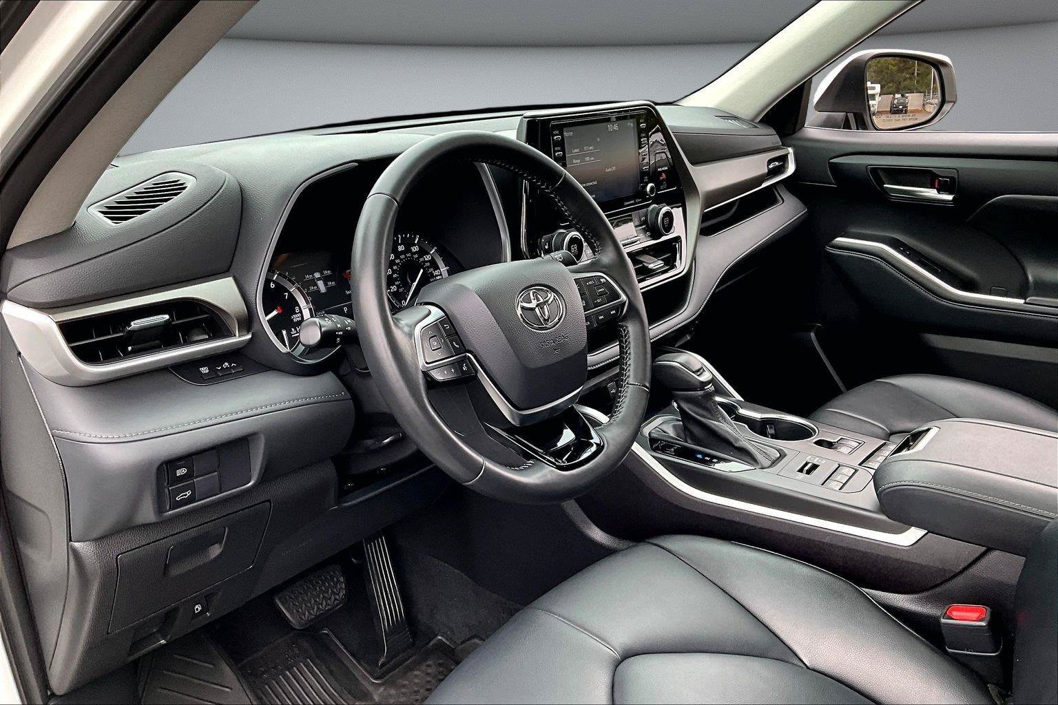 Used 2021 Toyota Highlander XLE AWD/4WD image 18