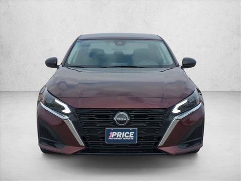 Used 2024 Nissan Altima 2.5 SV image 2