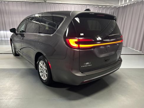 Used 2023 Chrysler Pacifica Touring-L FWD image 5