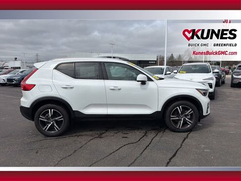 Used 2024 Volvo XC40 B5 Core AWD/4WD image 4