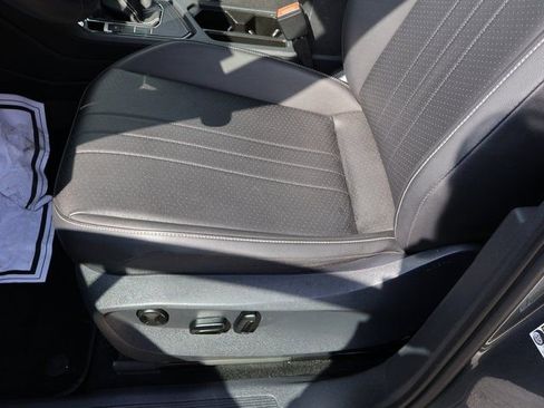 Used 2023 Volkswagen Tiguan SE image 40