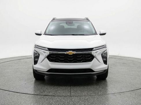 Used 2025 Chevrolet Trax LT image 2