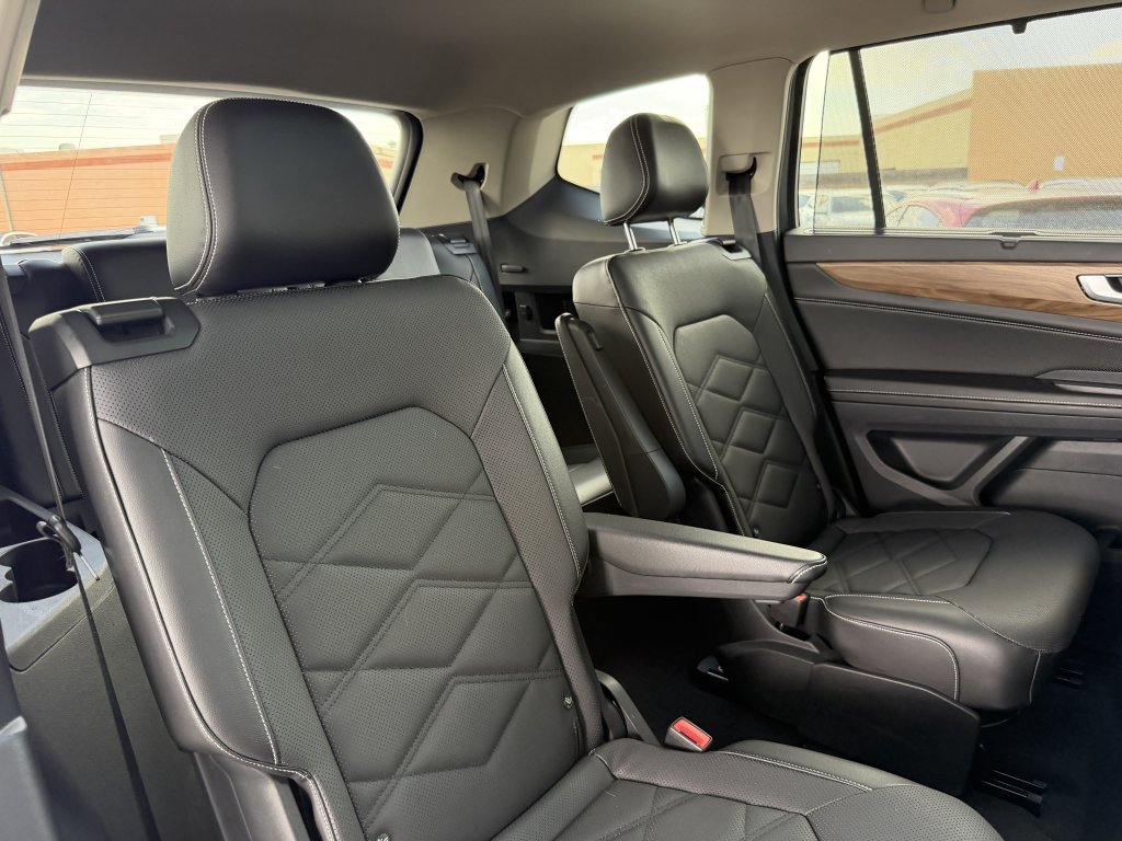 Used 2024 Volkswagen Atlas SE w/ Panoramic Sunroof Package FWD image 44
