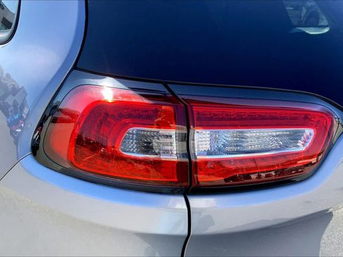 Used 2018 Jeep Cherokee Latitude w/ Altitude Package image 25