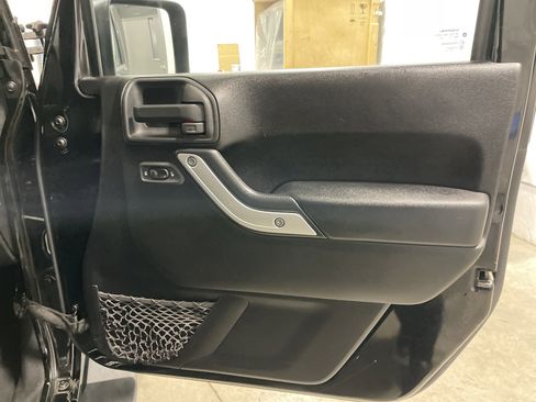 Used 2014 Jeep Wrangler Unlimited Sahara w/ Connectivity Group image 10