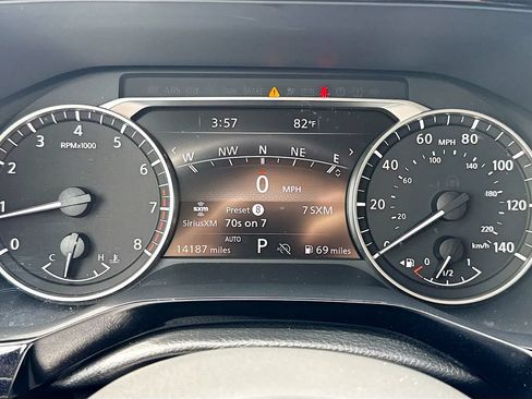 Used 2024 Nissan Pathfinder SL AWD/4WD image 13